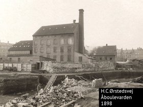H.C. Ørsteds Vej og Åboulevarden  Grundudgravning for den nye store hjørneejendom 1898.jpg